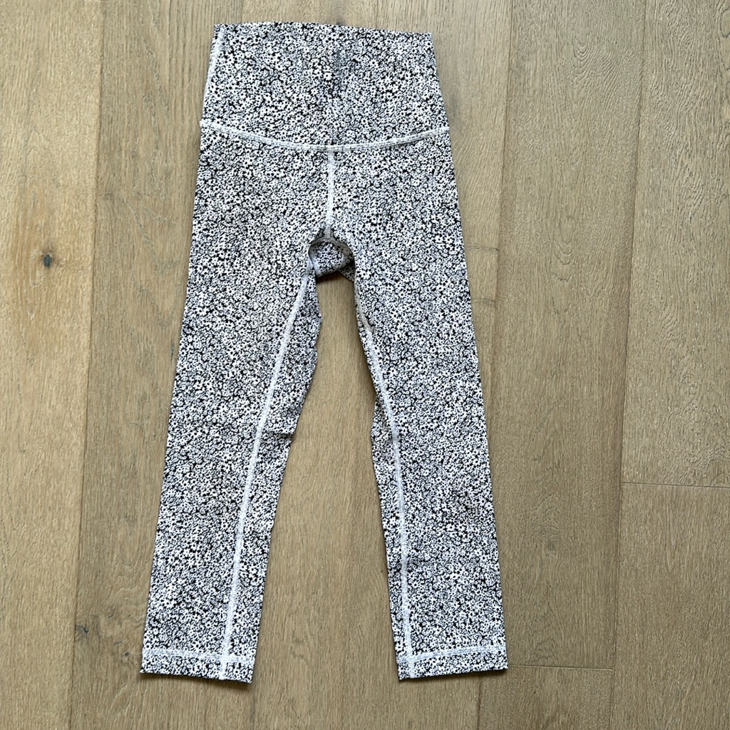 Euc Wunder Train Crop 21" Ditsy Daisy White Black Size 2 Lululemon Luxtreme